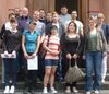 Dr. Tanja Machalet (2.v.r.) mit der JUWEL-Besuchergruppe vor dem Landtag in Mainz
